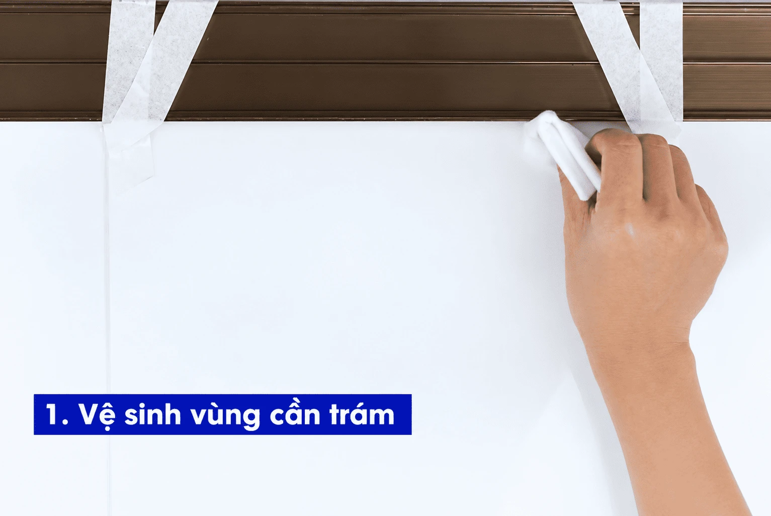 Để làm sạch hoàn toàn bụi bẩn, dầu mỡ, nước hoặc lớp keo cũ, bạn nên dùng cồn công nghệ cao IPA (Isopropyl Alcohol), xăng thơm (Butyl Acetate/Acetone)